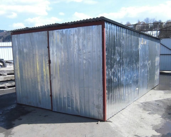 Plechová garáž 2. triedy 3×5 m – cenovo dostupná garáž na pozemok 5