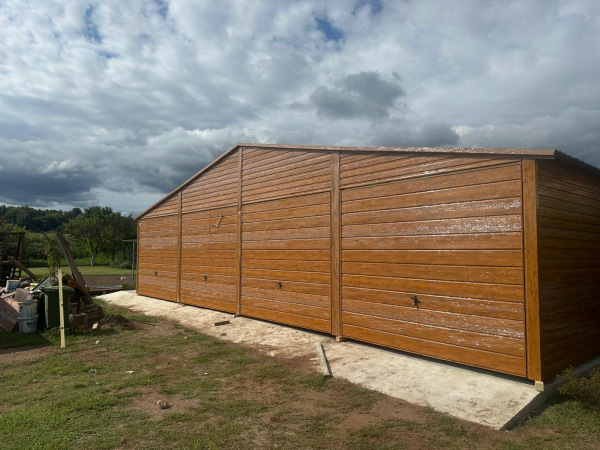 Plechová garáž 12×5 m | Sedlová strecha RAL 8017 | Zlatý dub | 4× výklopná brána 6