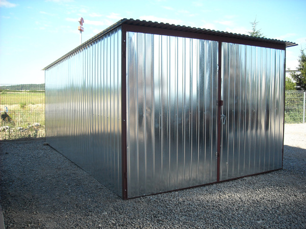 Pozinkovaná plechová garáž 3×5 m – klasika s montážou