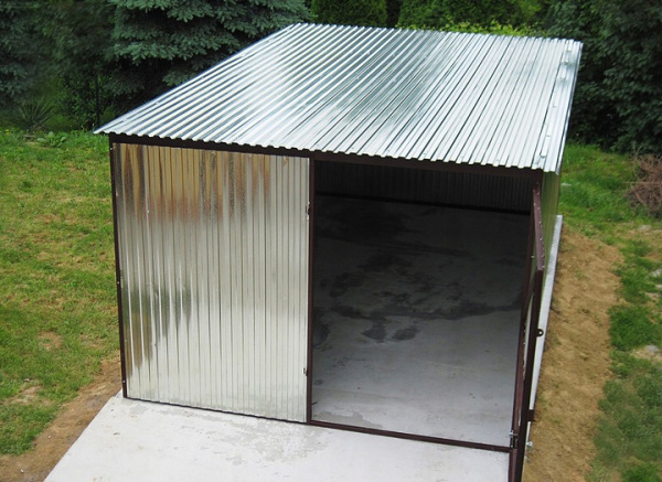 Pozinkovaná plechová garáž 3×5 m – klasika s montážou 4