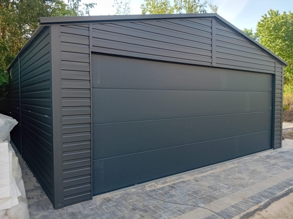 Plechová garáž 6 × 6 m so segmentovou bránou a elektrickým pohonom 3