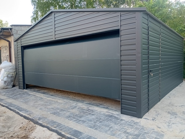 Plechová garáž 6 × 6 m so segmentovou bránou a elektrickým pohonom 1