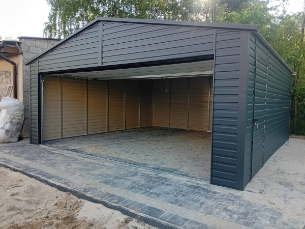 Plechová garáž 6 × 6 m so segmentovou bránou a elektrickým pohonom