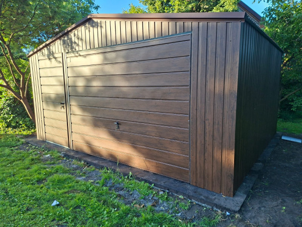 Plechová garáž 5 × 5 m v dekore tmavý orech