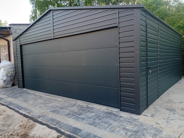 Plechová garáž 6 × 6 m so segmentovou bránou a elektrickým pohonom 2