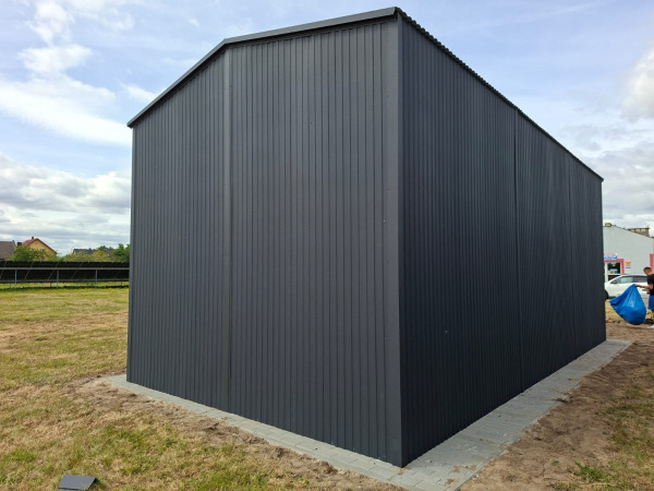Montovaná plechová hala 5×12 m RAL 7016 so sedlovou strechou a bránou 3,5×3,5 4