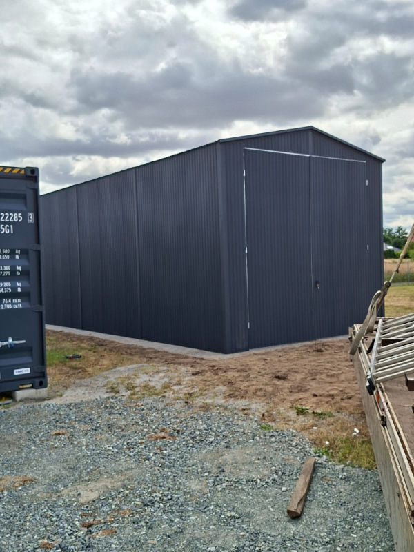 Montovaná plechová hala 5×12 m RAL 7016 so sedlovou strechou a bránou 3,5×3,5 1