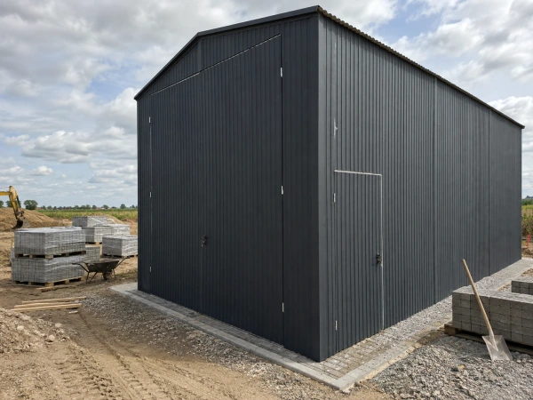 Montovaná plechová hala 5×12 m RAL 7016 so sedlovou strechou a bránou 3,5×3,5