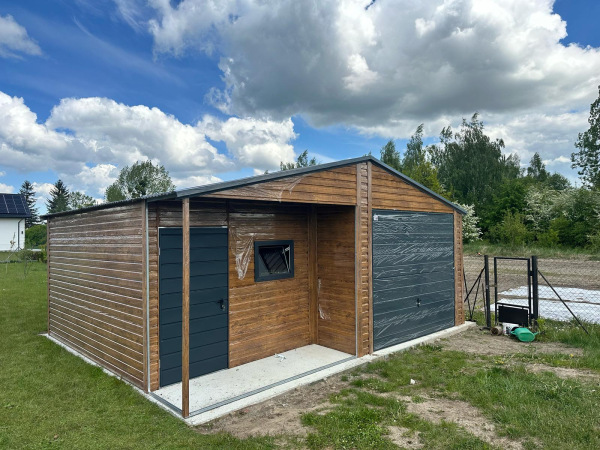 Plechová garáž s výklenkom 6,5 × 5 m s prístreškom – moderný dizajn RAL 7016 1