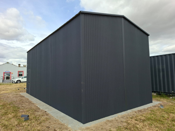 Montovaná plechová hala 5×12 m RAL 7016 so sedlovou strechou a bránou 3,5×3,5 5
