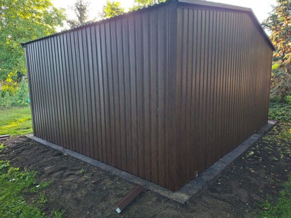 Plechová garáž 5 × 5 m v dekore tmavý orech 2