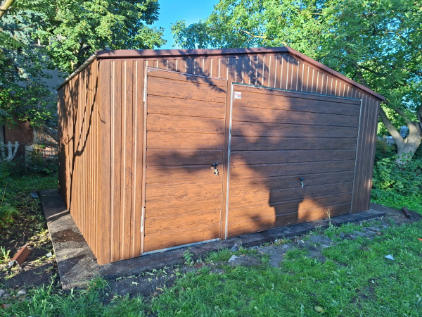 Plechová garáž 5 × 5 m v dekore tmavý orech 3