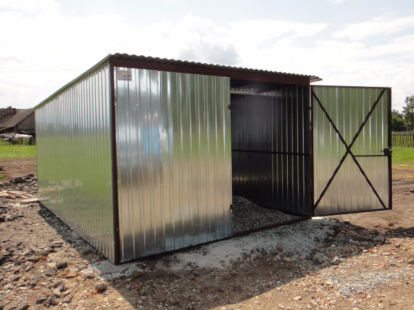 Pozinkovaná plechová garáž 3×5 m – klasika s montážou 3