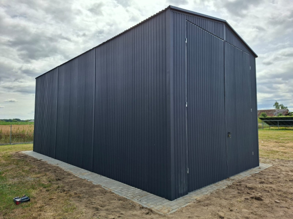 Montovaná plechová hala 5×12 m RAL 7016 so sedlovou strechou a bránou 3,5×3,5 3