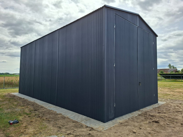 Montovaná plechová hala 5×12 m RAL 7016 so sedlovou strechou a bránou 3,5×3,5 2