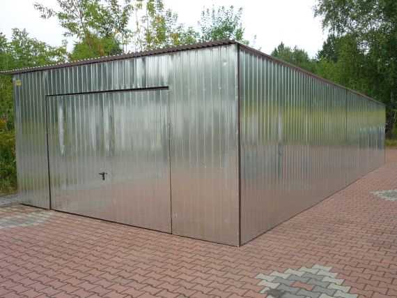 Pozinkovaná plechová garáž 5×8 m so spádom dozadu – realizácia Prašice