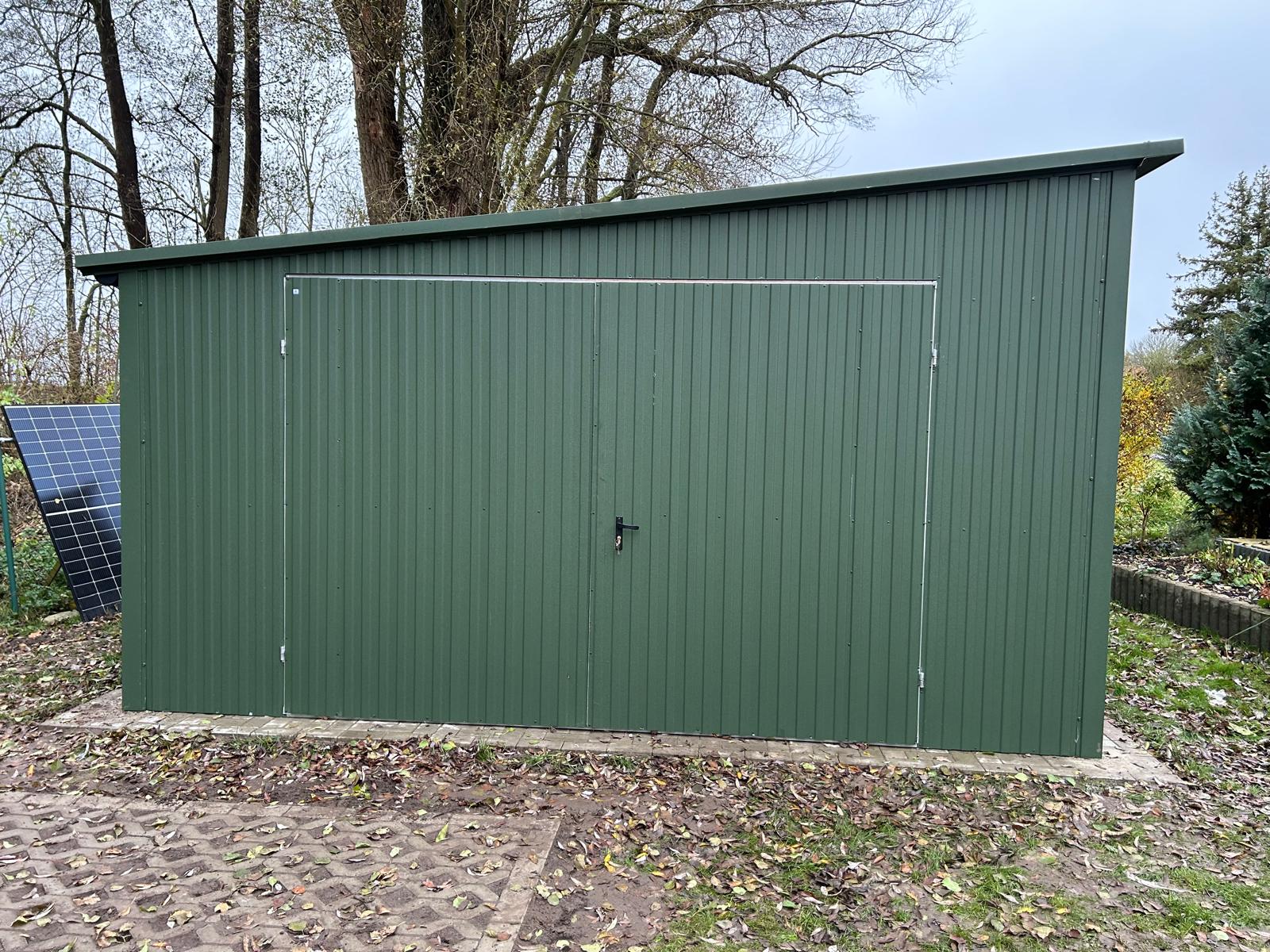 Zelená plechová garáž 5×6 m so spádom na bok – realizácia Štiavnik