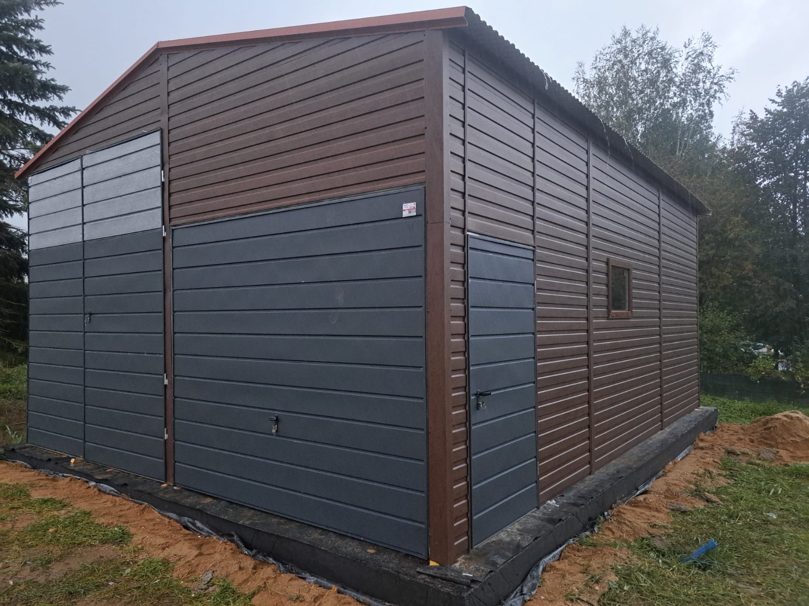 Plechová hala 6×8 m v drevodekore so sedlovou strechou – Šuľany